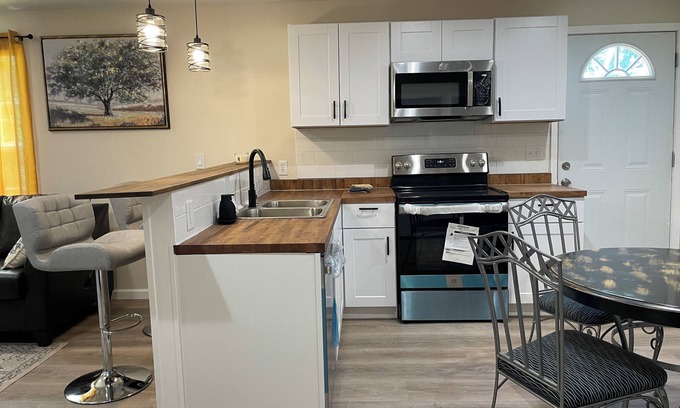 Springfield House | New & Charming 3-bedroom bungalow with WiFi and AC in Springfield Central