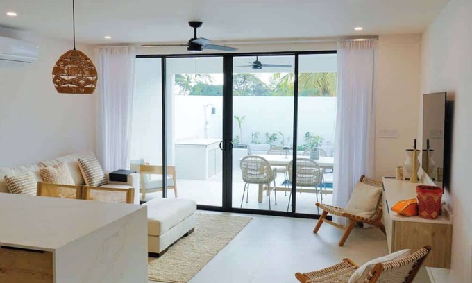 Gibbes House | New CHIC 3BR Villa, Walk to Beach! Pool & Terrace