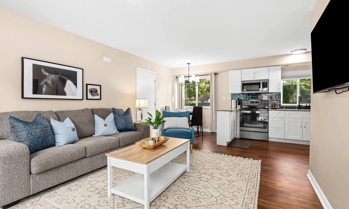 Roseville Apartment | New! Comfortable 1BR Flat Near Downtown Roseville