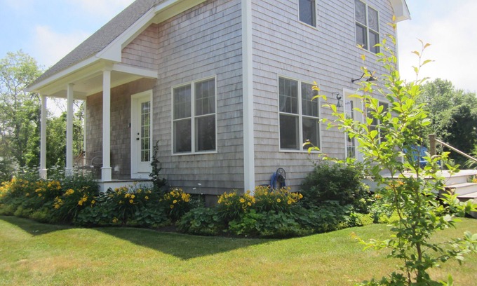 Little Compton House | New Construction and relaxing location close to beach.