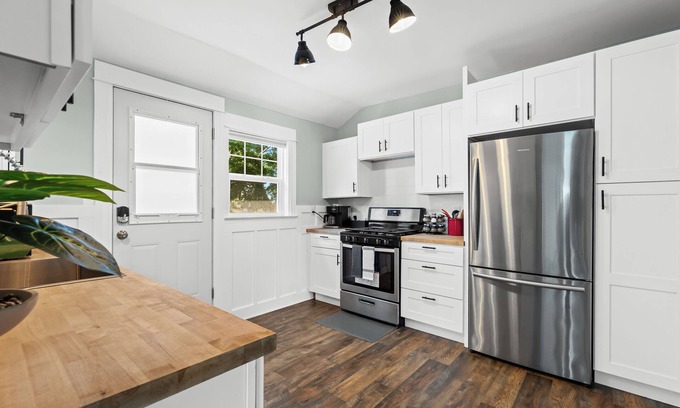 New Baltimore House | New! Cozy 2BR near Lake at Anchor Bay