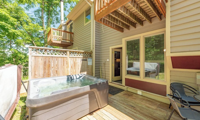 McHenry House | New! Cozy Dog Friendly Wisp Townhome w/Hot Tub