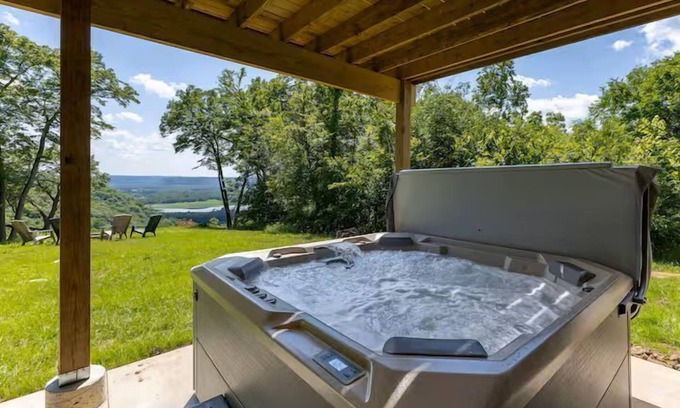 De Soto House | NEW!/Diamond in the Bluff/HOT TUB/Sleeps 6