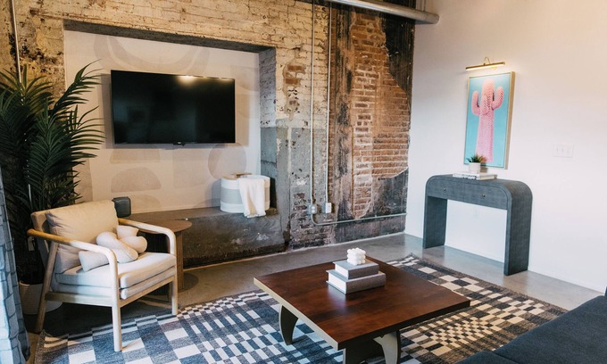 Downtown Memphis Apartment | NEW Downtown Memphis Apartment - Walk to Orpheum, Fedex Forum, Beale, and more!