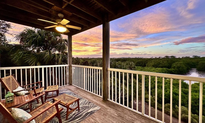 Cedar Key Condo | NEW Elevator, 1BlockToBeach, WalkToDowntown