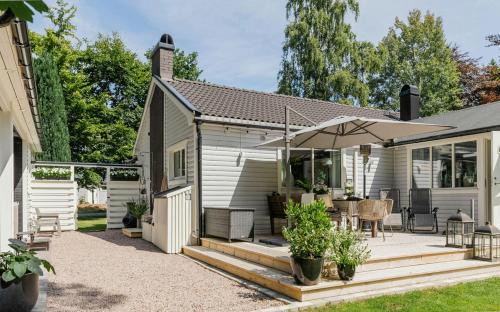 Ystad House | New England-Style Cottage Near The Sea