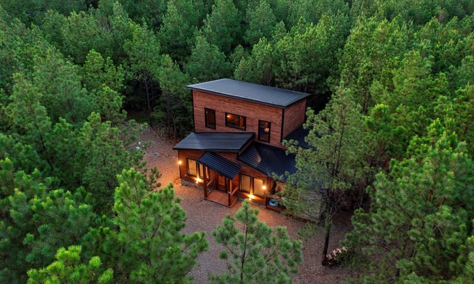 Pickens Cabin | New! Family Getaway with Spa, Firepit & Retro Arcade