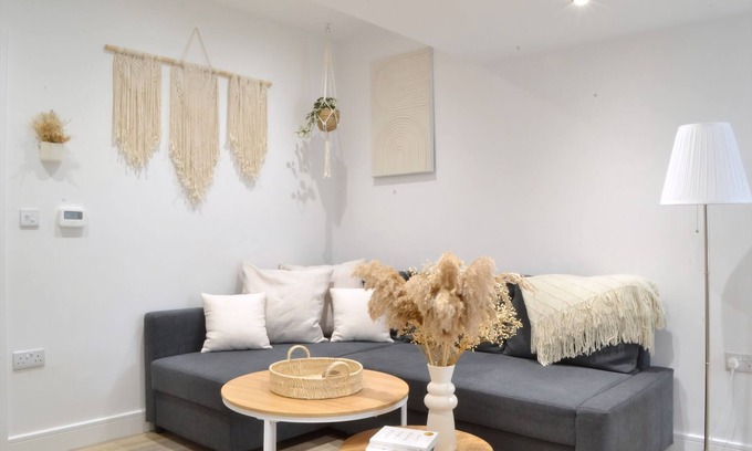 Luton Apartment | New Flat near Luton Airport *FREE Parking*