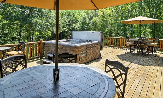 Pine Bush Cabin | NEW! FOLEY'S LOG CABIN with Hot Tub