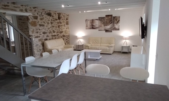 Plomodiern House | New gîte for 6 people 110 m² in a quiet location 5.2 km from the beach