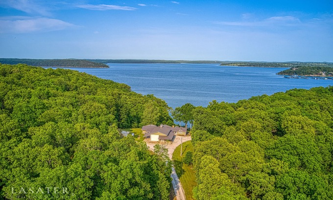 Mountain Home House | New! Gorgeous 3bd 2bth LAKEFRONT House on Bull Shoals! Pet Friendly!