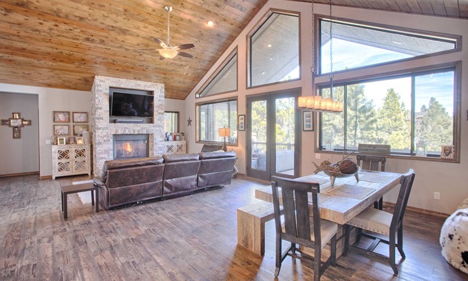 Torreon House | New! High End Cabin - Stellar reviews! Pet friendly- Oversized private deck.