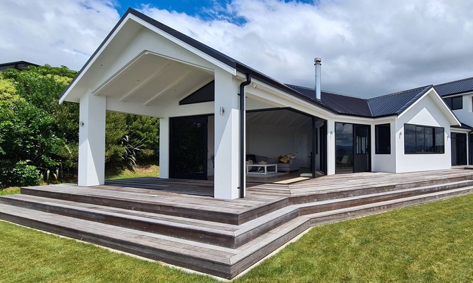 Taradale House | New Home. 25 Min walk from Mission. Stunning views.
