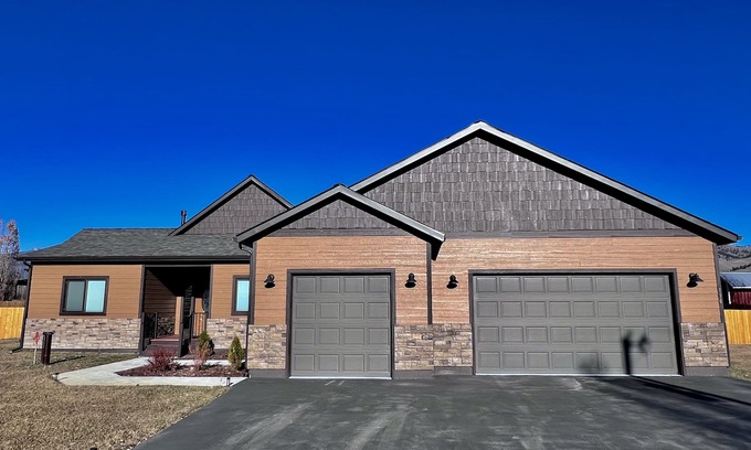 Darby House | New home, close to skiing, hunting, rodeos, hiking. Fenced yard, pet friendly.