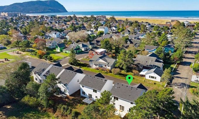 Seaside House | NEW HOME! On the Necanicum River, 2 blocks from Seaside Prom & Beach Access