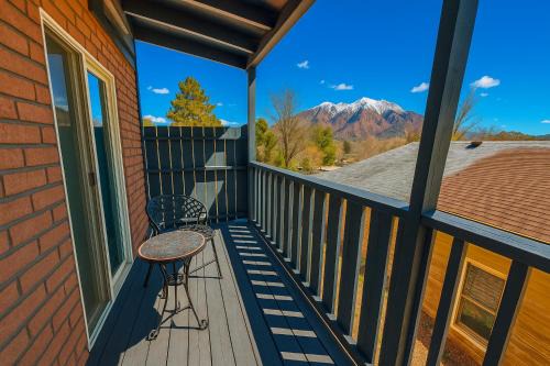 Flagstaff House | NEW I Mountain Views I Hot Tub I Lawn Games I Patio I BBQ