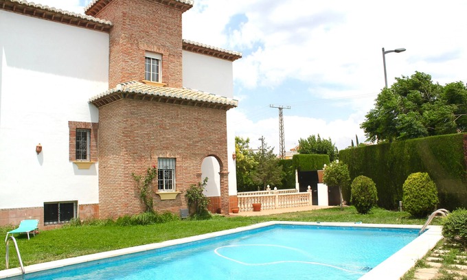Otura House | # NEW # Impressive house for 12 - pool, Garden & BBQ