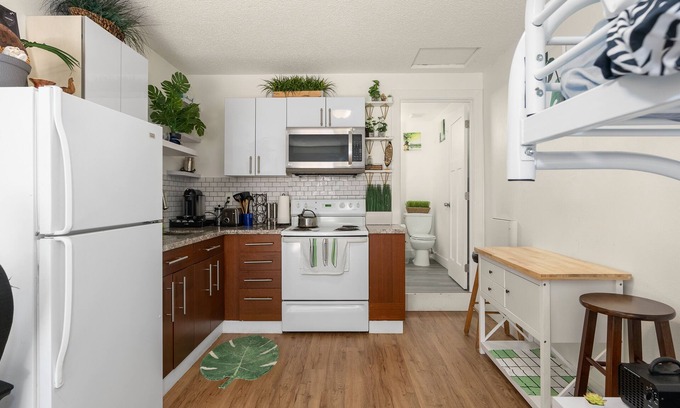 Edgewood Apartment | New Jungle Vibes Theme, Your own unit B