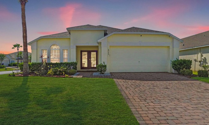 Kissimmee House | NEW King Bed Glow In The Dark Kid Cave
