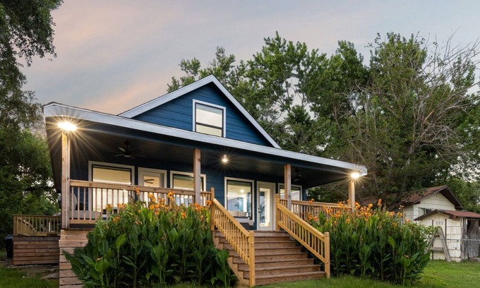 Carolyn Estates House | New Lakefront House on Calm Cove- Big Groups & Families + Kayaks & SUPs 🐶☀️
