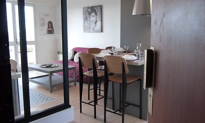 8th Arrondissement Apartment | New : Le "lumiere" Avec 2 Chambres & Grand Balcon