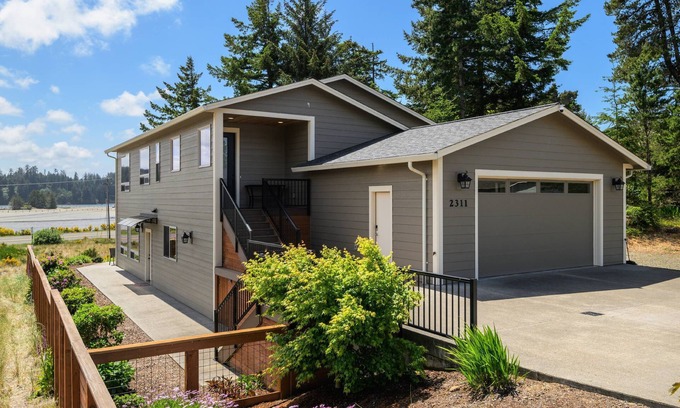 Florence House | New Listing! Beautiful 3 bed, 2 1/2 bath river view home with hot tub & game room