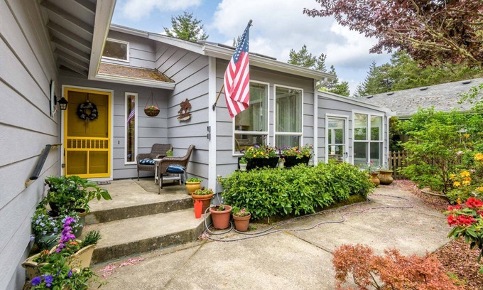Florence House | New listing! Beautiful centrally located Florence home near the river, gas grill, game room