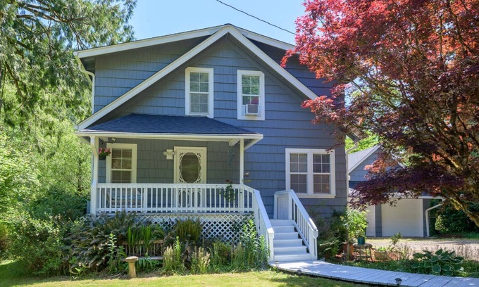 Mapleton House | New Listing! Beautiful riverfront farm style home with amazing views and hot tub