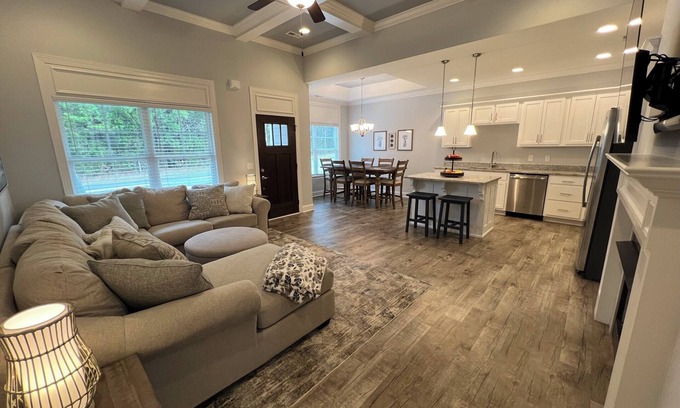 Collegedale House | NEW LISTING! Charming 3-bedroom townhome with WiFi and AC in fabulous Ooltewah