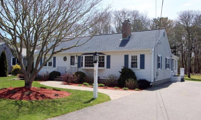 Dennis House | New Listing! Cozy Cottage near Mayflower Beach.