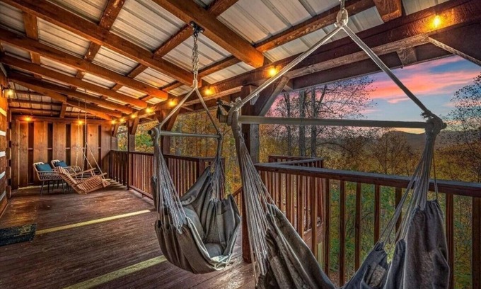 Townsend Cabin | New Listing Dscnt! Mtn View, King Bed, Theater, Hot Tub, Xbox!