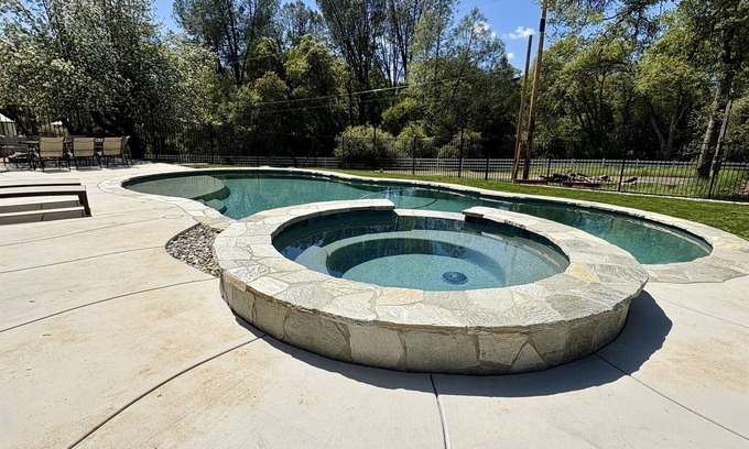 Murphys House | 🍇New Listing in Murphys🍷Relax close to DownTown in 4BR house w/Pool & Hot-Tub