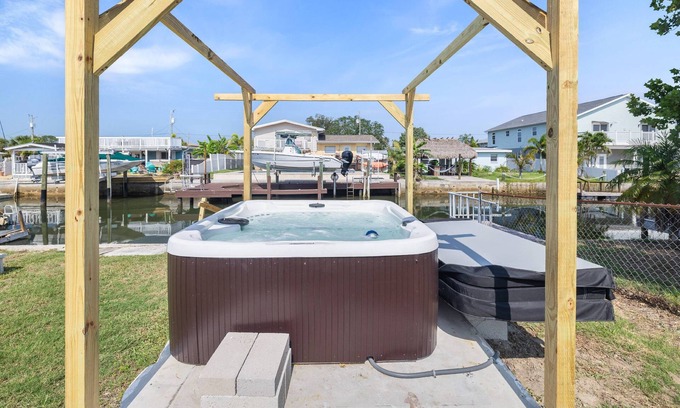 Hudson Beach Estates House | New Listing Promo Waterfront 2BR Jacuzzi, Private Dock, Gulf Access, Dogs OK, Open for Scalloping!