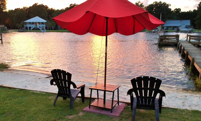 Summerton House | New Listing SANITIZED Lake Marion Lakefront! Ramp, Sleeps 13, Wi-Fi Cable