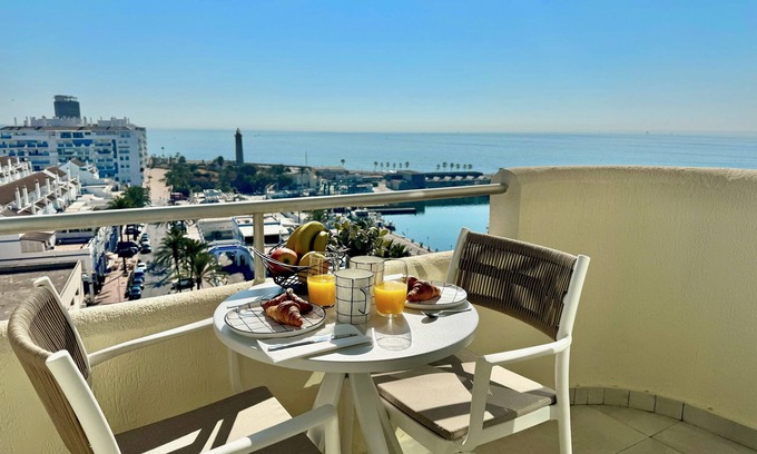 Estepona Condo | NEW LISTING. Superb apartment in Puerto de Estepona. Great Views to the Marina.