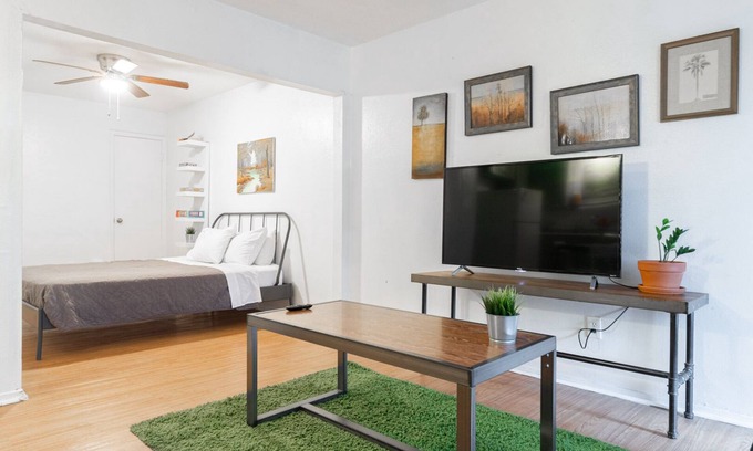 Johnston Terrace House | New Listing! Thrifty + functional 1BD Apt near AUS and downtown