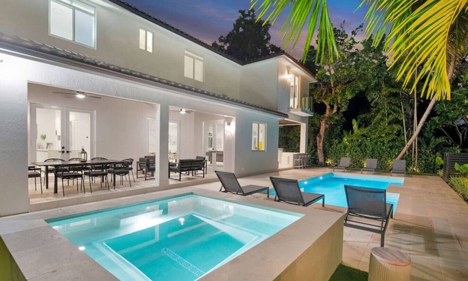 Coral Terrace Villa | New Lux Modern w/Pool, Jacuzzi, Billiards, B-ball
