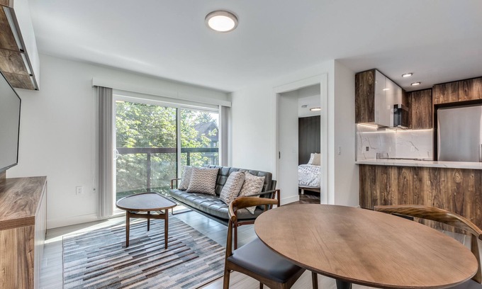 West End Apartment | NEW - Luxury 2 Bedroom/2 Bathroom with Balcony