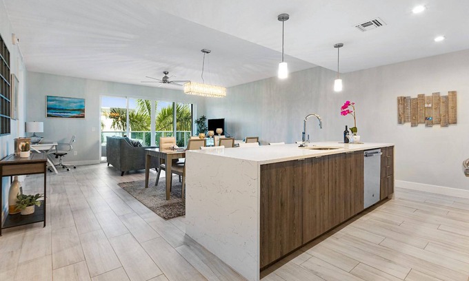 Parrot Cove Condo | New Luxury Condo with King Bed minutes from the beach