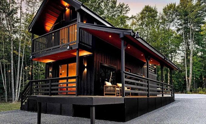 Davenport Cabin | NEW Luxury Getaway Chalet -Hot tub/Sauna and More!