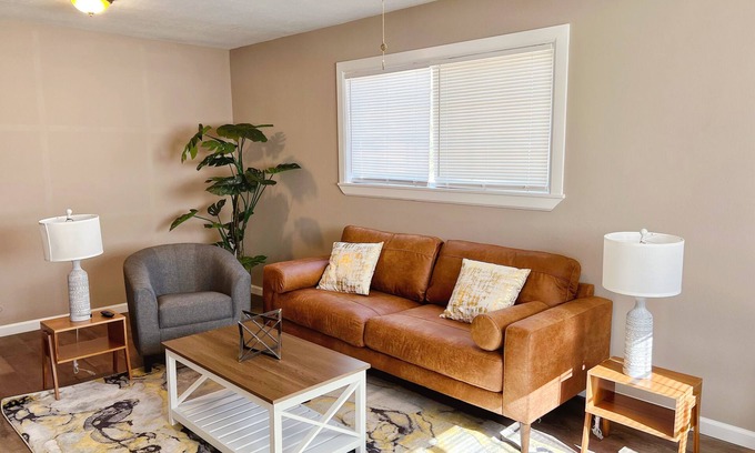 Orange House | New Luxury I King Bed I 4br & 2ba Whole House in Central Orange