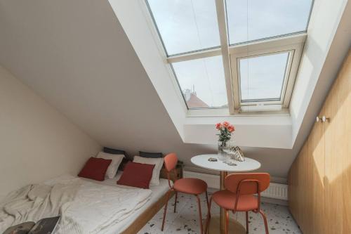 Dejvice Apartment | NEW! Mini-designer rooftop AC & Garden, Castle!