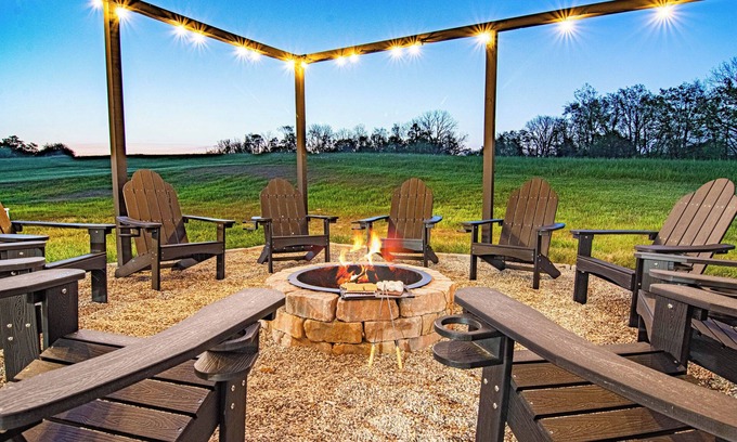 Perry Park House | NEW! Mins to Distilleries! Hot tub, Game Room, Firepit, Luxury, 5-Acres!