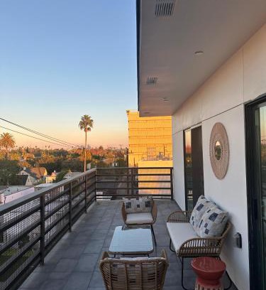 Mid-Wilshire Apartment | New Modern 2BR 3BA Apt in Central LA Rooftop & Free Parking
