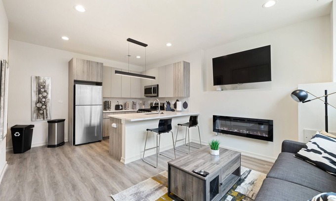 Woodlawn Apartment | NEW modern 2BR apt near UofChicago & Hyde Park w/free Parking & pet-friendly!