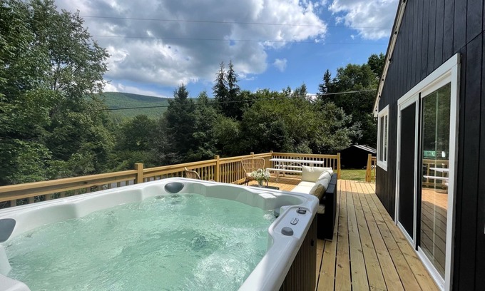 Denver Cabin | NEW Modern Catskills Cabin w/HOT TUB & views