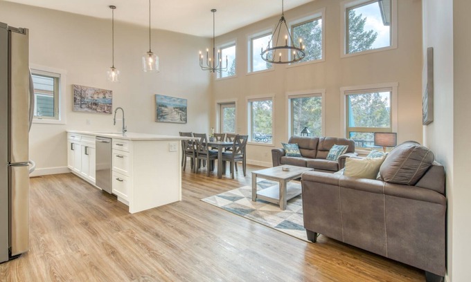 East Kootenay Cabin | New Modern Family Friendly Cabin Close To The Beach, Golf Courses & Hot Springs