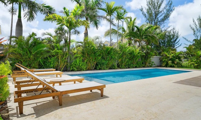Nassau Condo | NEW/Modern, Luxury 2BDR Condo, BEACH, Best Location, Pool