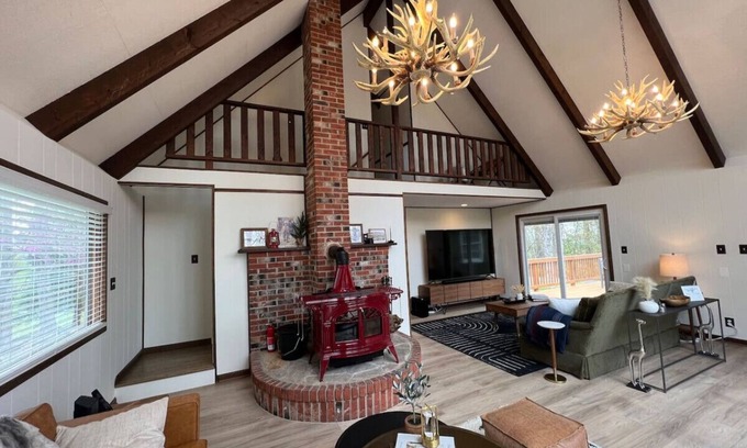 Chester Gap House | New - Modern Mountain Retreat w/Hot tub and view!