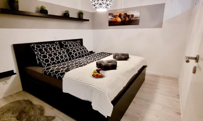 Sandweier Apartment | New Modern SelfCheckin PublicFreeParking HighSpeed Wifi KingSizeBed